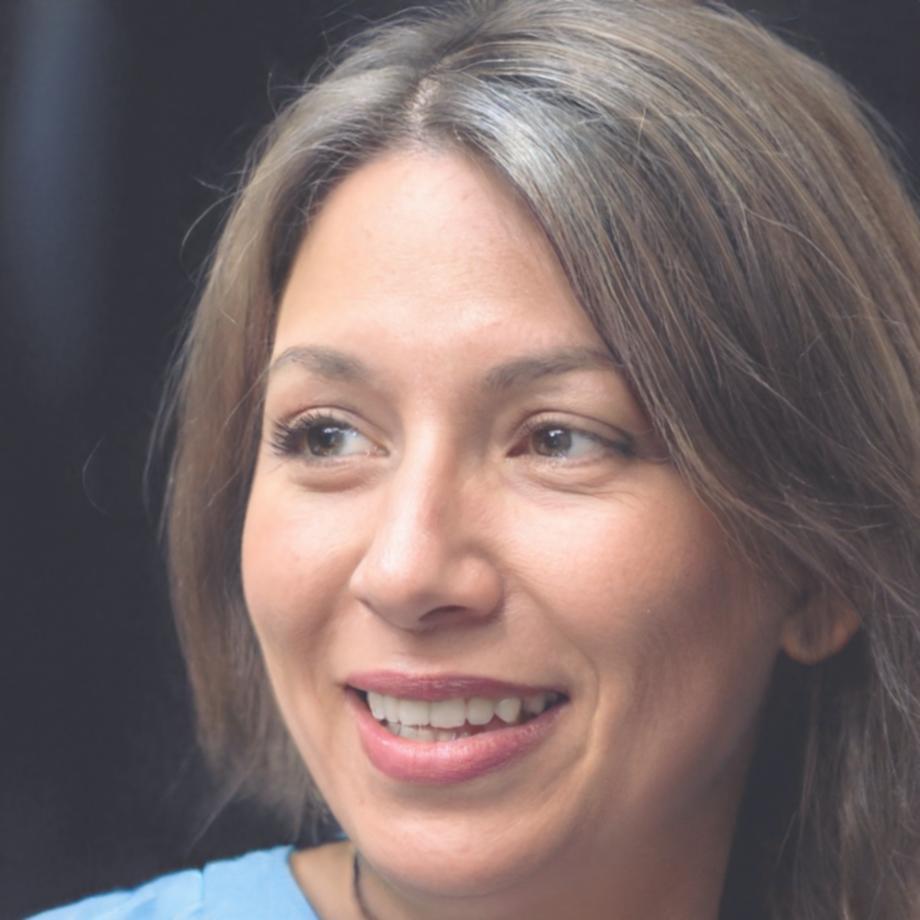 Ritratto di studentessa che ha completato il corso online