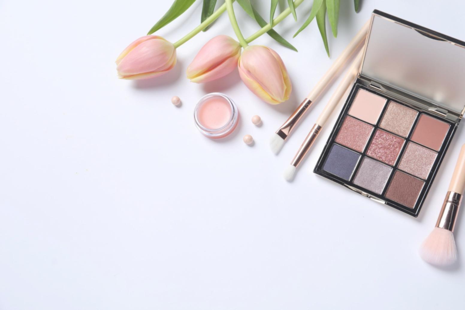 Configurazione di uno spazio studio per apprendimento makeup remoto con illuminazione professionale